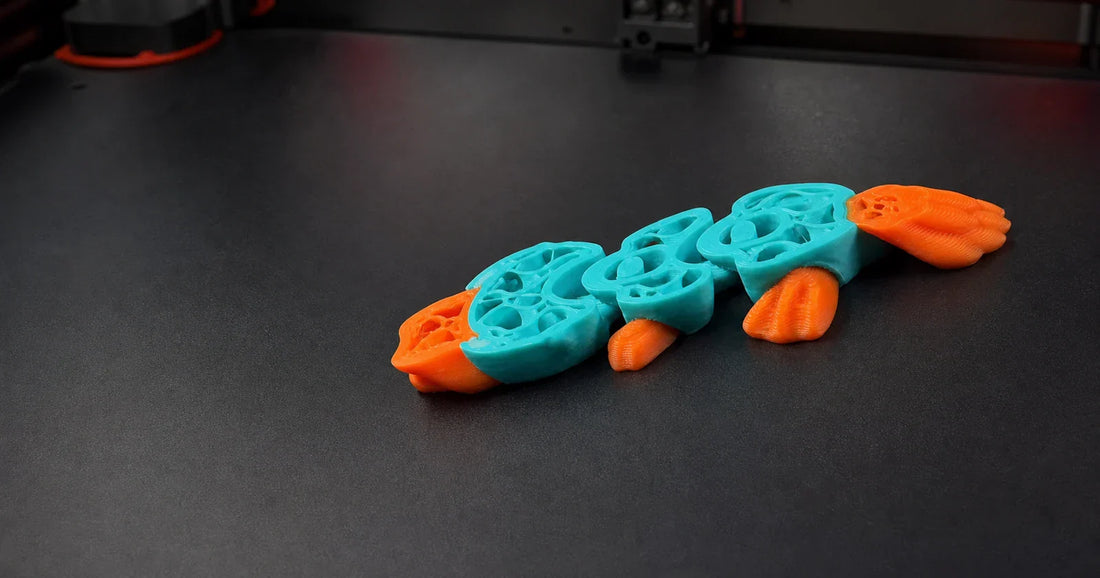 Perry während des 3D-Drucks – offene Innenstruktur einer Flexi-Figur auf der Druckplatte