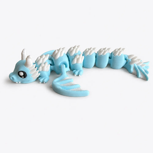 Blyss – beweglicher 3D-gedruckter Eisdrache in Eisblau und Weiß vor hellem Studiohintergrund
