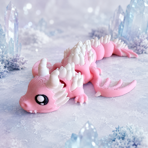 Blyss Rosa – beweglicher 3D-gedruckter Drache in rosa und weiß in einer hellen Eislandschaft, Produktfoto