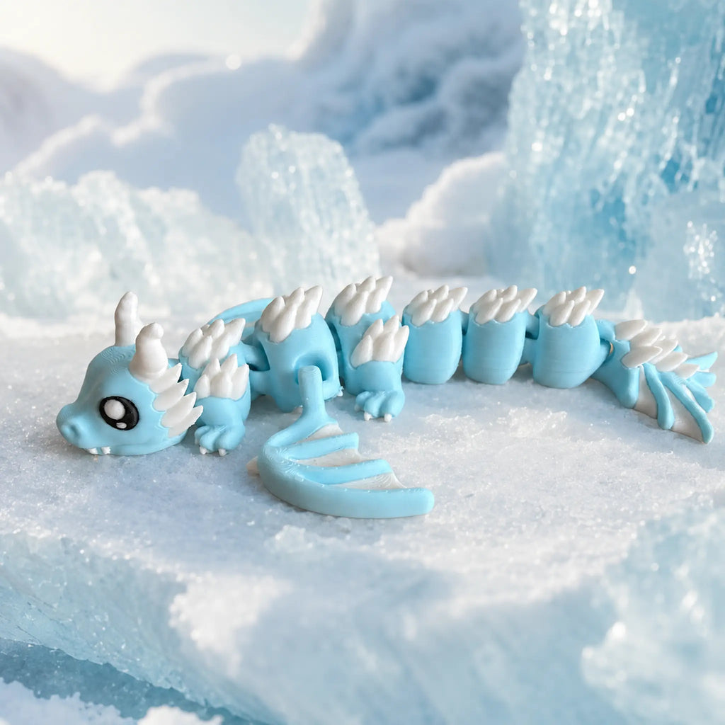 Blyss – beweglicher 3D-gedruckter Eisdrache in einer hellen Eislandschaft