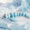 Blyss – beweglicher 3D-gedruckter Eisdrache in einer hellen Eislandschaft