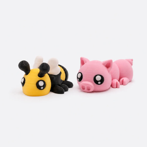 Buzzly und Rosalie – bewegliche 3D-gedruckte Biene und Schweinchen als Duo-Set vor hellem Studiohintergrund