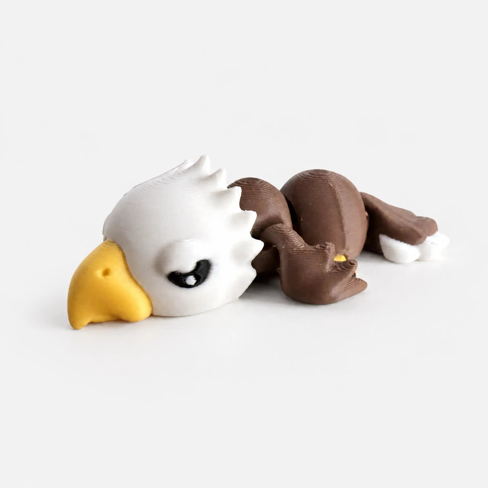 Eddy – beweglicher 3D-gedruckter Adler in Weiß, Braun und Gelb vor hellem Studiohintergrund