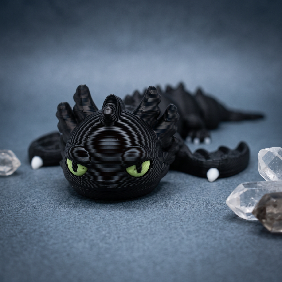 Orex – schwarze bewegliche Drachenfigur, Detailansicht von Kopf und leuchtenden Augen