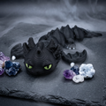 Orex – schwarze bewegliche Drachenfigur in mystischer Fantasy-Szene, Produktfoto