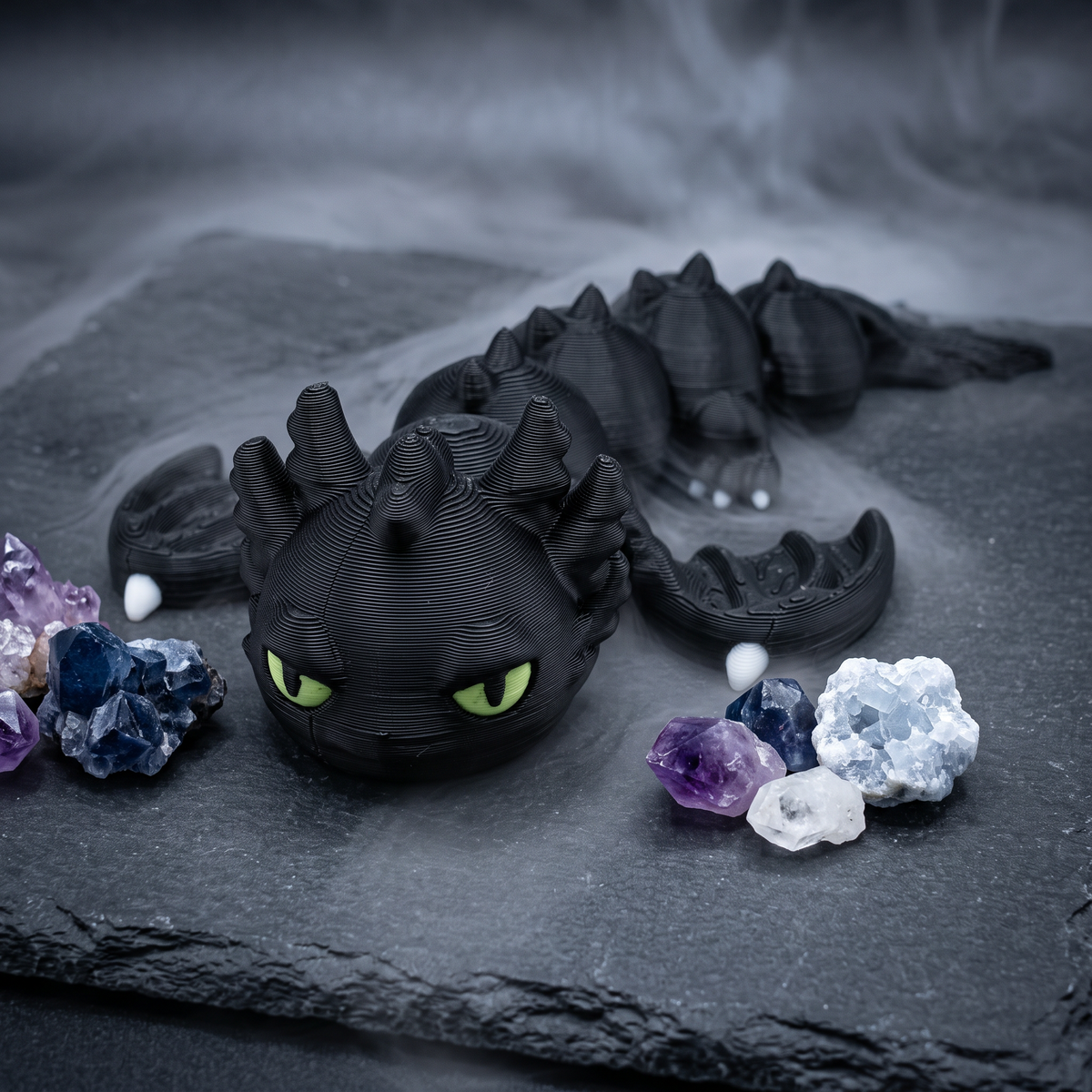 Orex – schwarze bewegliche Drachenfigur in mystischer Fantasy-Szene, Produktfoto