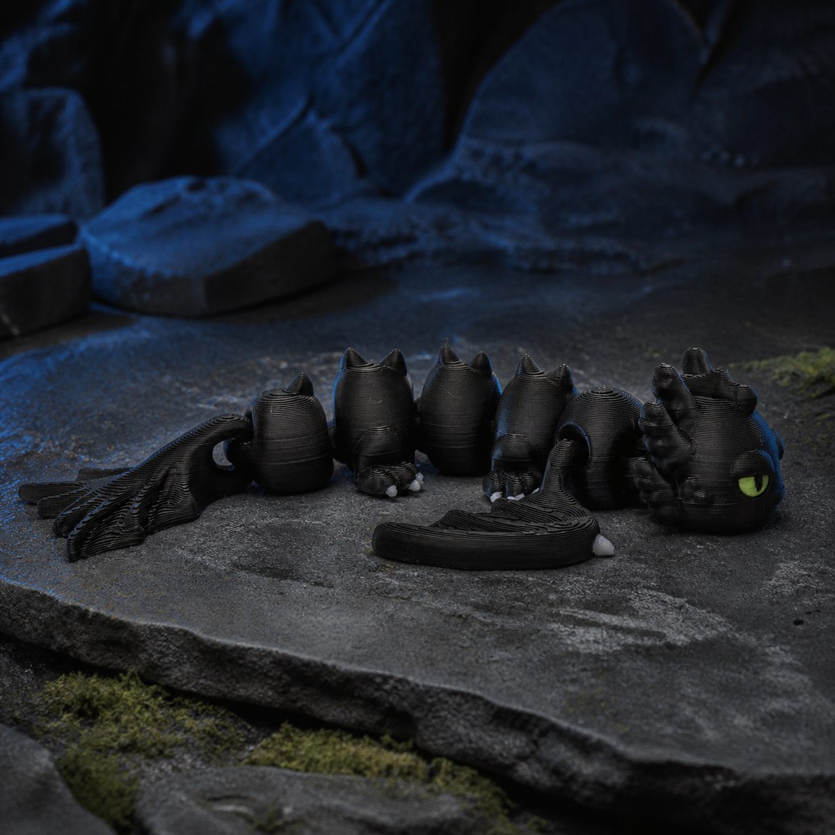 Orex – schwarze bewegliche Drachenfigur, Seitenansicht mit Flügeln, Körpersegmenten und Schwanz