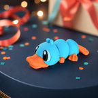 Perry – Variante: Ohne Hut – gelenkige 3D-gedruckte Ente in einer festlichen Geschenk-Kulisse