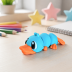 Perry – Variante: Ohne Hut – gelenkige 3D-gedruckte Ente auf einem kreativen Kinderschreibtisch